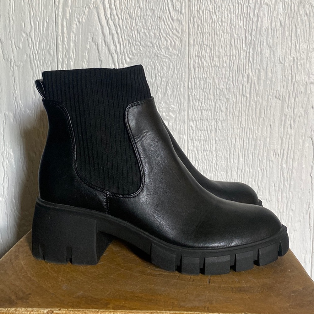Universal Thread Black Faux Leather Chunky Heel Booties - size 8.5